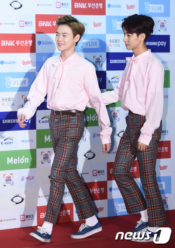 (부산=뉴스1스타) 고아라 기자 = NCT드림 천러, 런쥔(오른쪽)이 9일 오후 부산 아시아드주경기장에서 열린 ‘2016 아시아송페스티벌’에 참석하기 위해 나란히 입장하고 있다.