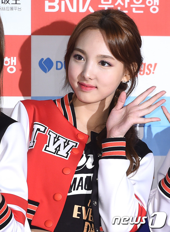 (부산=뉴스1스타) 고아라 기자 = 트와이스 나연이 9일 오후 부산 아시아드주경기장에서 열린 ‘2016 아시아송페스티벌’에 참석해 포즈를 취하고 있다.