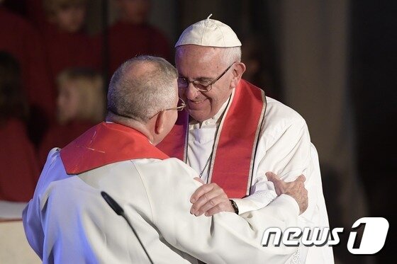 본문 이미지 - 프란치스코 교황(오른쪽)과 무니브 유난 루터교세계연맹(LWF) 의장이 31일(현지시간) 종교개혁 500주년 기념식에서 관계개선을 약속하는 공동선언에 서명했다. ⓒ AFP=뉴스1