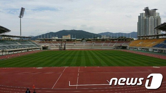 본문 이미지 - 국제축구연맹(FIFA)이 정한 길이 105m, 폭 68m의 국제규격으로 탈바꿈된 청주종합경기장 내 축구장.  사진=청주시 ⓒ News1