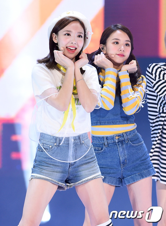 (서울=뉴스1스타) 고아라 기자 = 트와이스 나연, 채영(오른쪽)이 1일 오후 서울 잠실종합운동장 내 실내체육관에서 열린 SBS 파워FM 20주년 콘서트 ‘POWER 20’에서 미 …