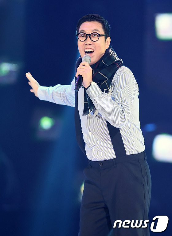 (서울=뉴스1스타) 고아라 기자 = 방송인 김영철이 1일 오후 서울 잠실종합운동장 내 실내체육관에서 열린 SBS 파워FM 20주년 콘서트 ‘POWER 20’에서 무대를 펼치고 있다 …