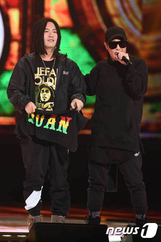 (서울=뉴스1스타) 고아라 기자 = 가수 스컬&하하가 1일 오후 서울 잠실종합운동장 내 실내체육관에서 열린 SBS 파워FM 20주년 콘서트 ‘POWER 20’에서 매력 넘치는 무대 …