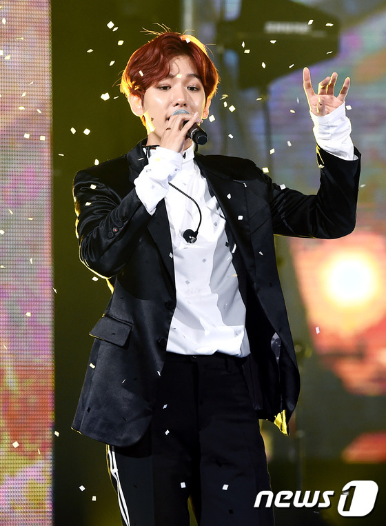 (서울=뉴스1스타) 고아라 기자 = 엑소 백현이 1일 오후 서울 잠실종합운동장 내 실내체육관에서 열린 SBS 파워FM 20주년 콘서트 ‘POWER 20’에서 매력을 발산하고 있다. …