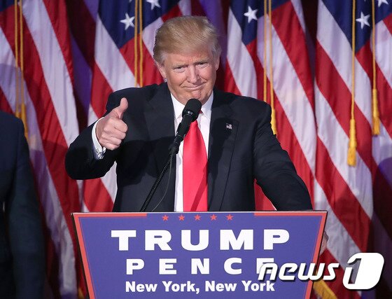 본문 이미지 - 도널드 트럼프 미국 대통령 당선인이 9일(현지시간) 뉴욕 힐튼호텔에서 당선 연설을 하고 있다. ⓒ AFP=News1