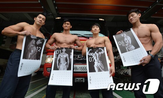 본문 이미지 - ‘제5회 서울시 몸짱 소방관 선발대회’에 참가한 소방관들이 10일 오후 서울 동작소방서에서 ‘몸짱 소방관 달력’을 들고 포즈를 취하고 있다. 왼쪽부터 성북소방서 정재민 소방사, 구로소방서 박광식 소방사, 광진소방서 유홍상 소방사, 동작소방서 정승수 소방교.지난 2014년부터 판매된 ‘몸짱 소방관 달력’의 수익금 전액은 치료비 부담으로 고통받는 화상환자들에게 전달 될 예정이다. 2016.11.10/뉴스1 ⓒ News1 구윤성 기자