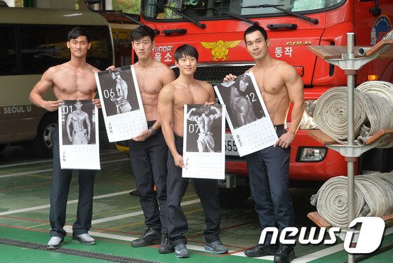 본문 이미지 - ‘제5회 서울시 몸짱 소방관 선발대회’에 참가한 소방관들이 10일 오후 서울 동작소방서에서 ‘몸짱 소방관 달력’을 들고 포즈를 취하고 있다. 왼쪽부터 구로소방서 박광식 소방사, 동작소방서 정승수 소방교, 광진소방서 유홍상 소방사, 성북소방서 정재민 소방사.지난 2014년부터 판매된 ‘몸짱 소방관 달력’의 수익금 전액은 치료비 부담으로 고통받는 화상환자들에게 전달 될 예정이다. 2016.11.10/뉴스1 ⓒ News1 구윤성 기자