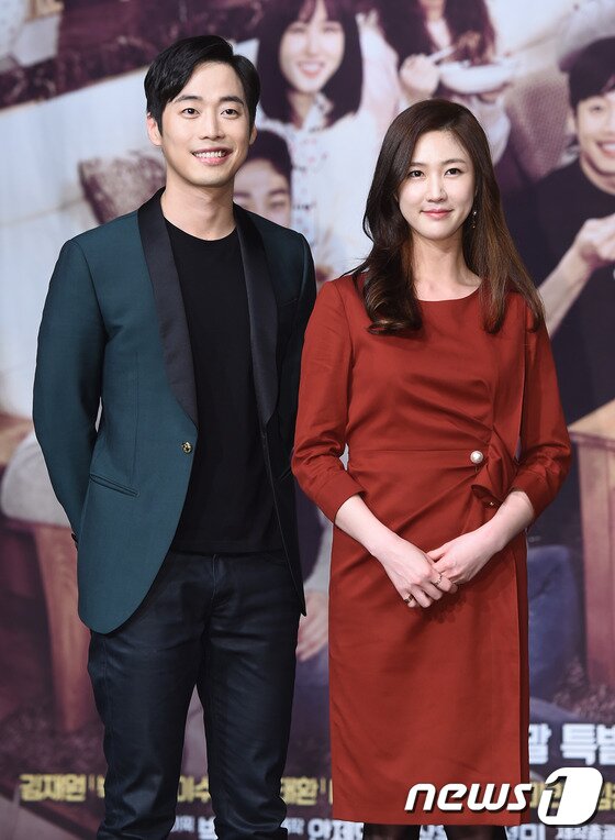 본문 이미지 - 배우 김재원, 이수경(오른쪽)이 10일 오후 서울 상암동 MBC신사옥에서 열린 주말드라마 ‘아버님 제가 모실게요’(극본 조정선 / 연출 이대영, 김성욱) 제작발표회에 참석해 포즈를 취하고 있다. ⓒ News1 고아라 기자