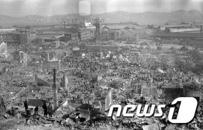 (서울=뉴스1) = 행정자치부 국가기록원 부산기록관과 부산발전연구원이 8월 25일부터 9월 30일까지 '피란수도 부산 기록찾기 공모전'을 개최, 총 63점의 희귀사진들을 발굴해 공 …