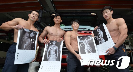 본문 이미지 - ‘제5회 서울시 몸짱 소방관 선발대회’에 참가한 소방관들이 10일 오후 서울 동작소방서에서 ‘몸짱 소방관 달력’을 들고 포즈를 취하고 있다. 왼쪽부터 성북소방서 정재민 소방사, 구로소방서 박광식 소방사, 광진소방서 유홍상 소방사, 동작소방서 정승수 소방교. 지난 2014년부터 판매된 ‘몸짱 소방관 달력’의 수익금 전액은 치료비 부담으로 고통받는 화상환자들에게 전달 될 예정이다. 2016.11.10/뉴스1 ⓒ News1 구윤성 기자