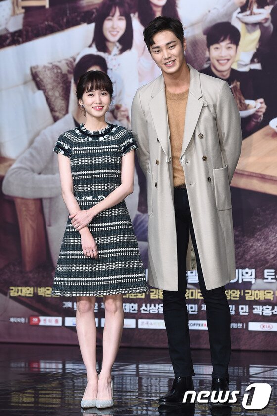 본문 이미지 - 배우 박은빈, 이태완(오른쪽)이 10일 오후 서울 상암동 MBC신사옥에서 열린 주말드라마 ‘아버님 제가 모실게요’(극본 조정선 / 연출 이대영, 김성욱) 제작발표회에 참석해 커플 포즈를 취하고 있다. ⓒ News1star /  고아라 기자