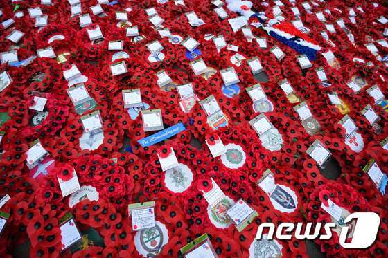 본문 이미지 - 런던 화이트홀 기념비에 꾸며진 참전용사들을 애도하는 화환들.ⓒ AFP=뉴스1