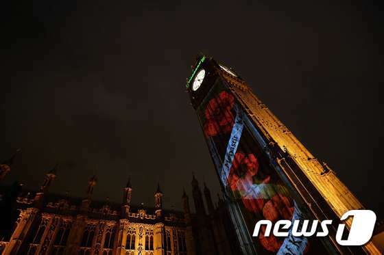 본문 이미지 - 지난 2015년 런던의 상징인 빅벤에 양귀비 레이저 조명이 설치됐다.ⓒ AFP=뉴스1