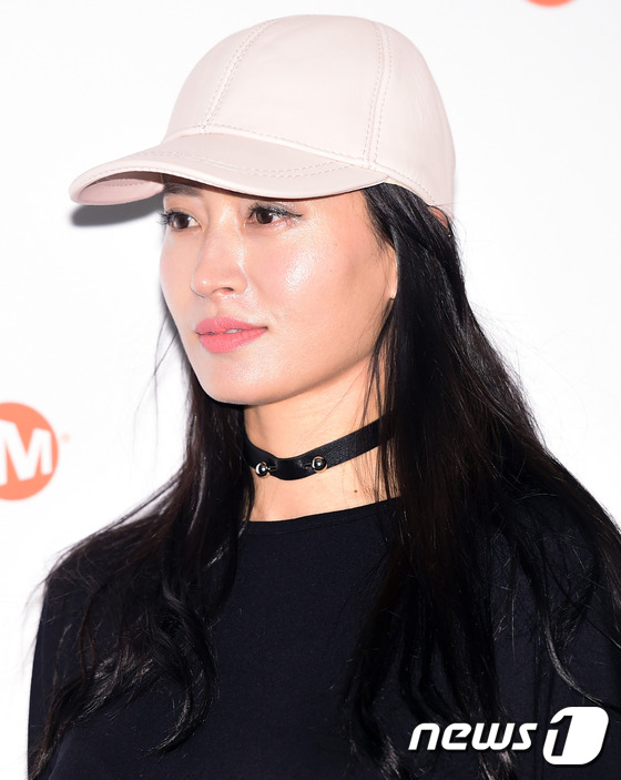 (서울=뉴스1스타) 권현진 기자 = 가수 황보가 10일 오후 서울 청담동 드레스가든에서 열린 한 패션 브랜드 프레젠테이션에 참석해 포즈를 취하고 있다.