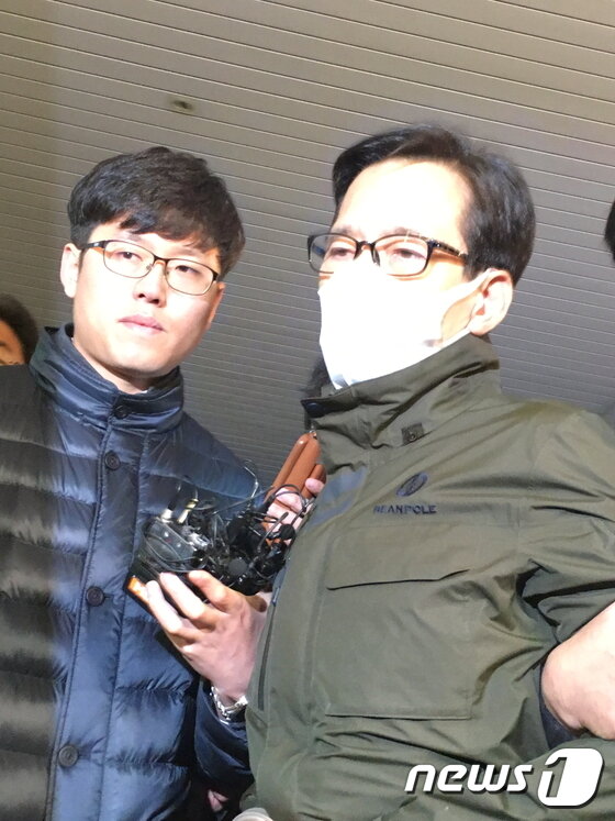 본문 이미지 - 해운대 엘시티 사업과 관련해 500억원 이상의 회삿돈을 빼돌린 후 잠적한 엘시티(LCT) 시행사 실소유주 이영복 회장이 지난 10일 오후 9시께 서울 R호텔 인근에서 경찰에 검거된 이후 부산으로 압송돼 11일 오전 3시20분께 부산지검에 도착해 취재진의 질문을 받고난 뒤 검찰조사를 받으러 가고 있다.2016.11.11/뉴스1 ⓒ News1 김항주 기자