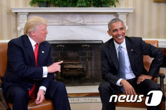 본문 이미지 - 2016년 11월 10일&#40;현지시간&#41; 버락 오바마 당시 대통령과 도널드 트럼프 당시 당선자가 백악관 집무실에서 만나 얘기하고 있다. ⓒ AFP=뉴스1 ⓒ News1 
