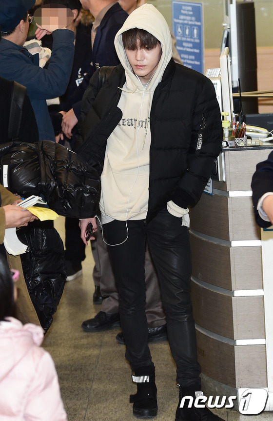 (김포공항=뉴스1스타) 권현진 기자 = NCT127 태용이행사차 11일 오전 김포공항을 통해 제주도로 출발하고 있다.