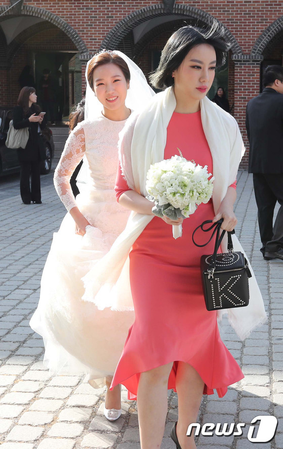 (서울=뉴스1) 최현규 기자 = 정몽구 현대자동차그룹 회장의 외손녀 선아영 씨가 11일 오후 서울 중구 명동성당에서 결혼식장으로 입장하고 있다. 선아영 씨는 탤런트 길용우 씨의 아 …