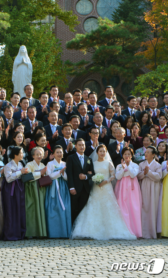 (서울=뉴스1) 최현규 기자 = 11일 오후 서울 중구 명동성당에서 열린 정몽구 현대차그룹 회장의 손녀 선아영씨의 결혼식에서 참석자들이 기념촬영을 하고 있다. 2016.11.11/ …