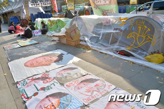 본문 이미지 - 지난해 11월11일 서울 광화문광장에서 문화예술인들이 박근혜 대통령 퇴진을 요구하며 텐트시위를 하고 있다. 2016.11.11/뉴스1 ⓒ News1 김명섭 기자