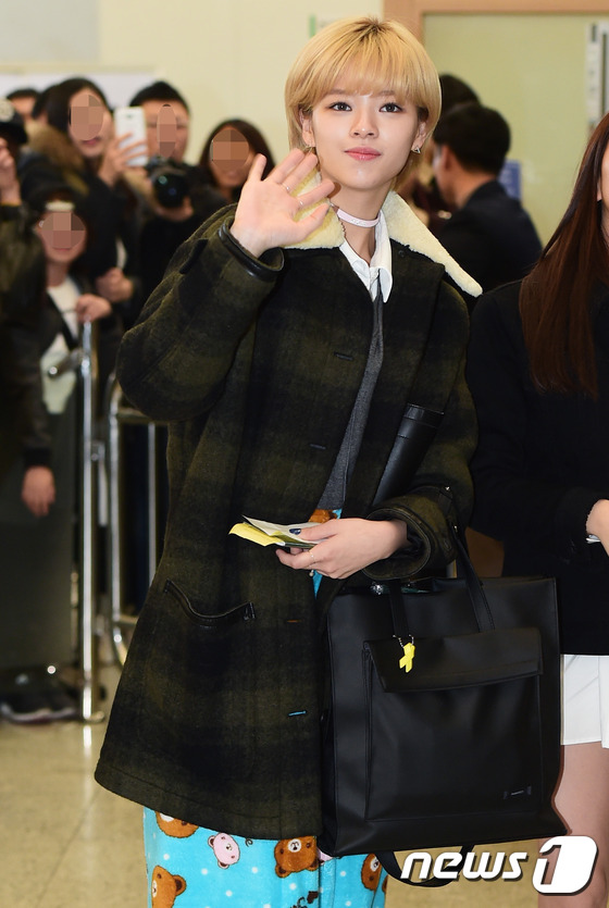 (김포공항=뉴스1스타) 권현진 기자 = 트와이스(TWICE) 정연이 행사차 11일 오후 김포공항을 통해 제주도로 출발하며 손을 흔들고 있다.