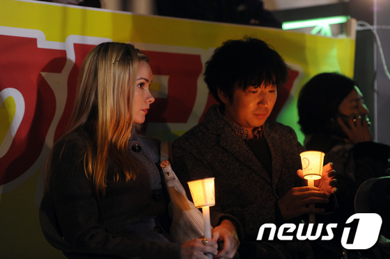 박근혜 대통령 퇴진 촉구 촛불집회에서 참여한 외국인들.  /뉴스1 DB