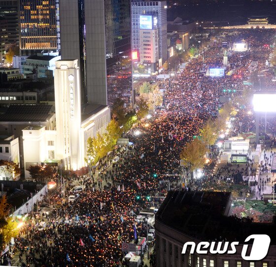 본문 이미지 - 박근혜 대통령 퇴진을 요구하는 초대형 시위가 2016년 11월 12일 서울 도심에서 열리던 모습. 초유의 국정농단 파문으로 온 나라를 뒤흔든 최순실 사태의 분수령이 됐다. 사진공동취재단 / 박현구 기자phko@heraldcorp.com ⓒ News1 사진공동취재단