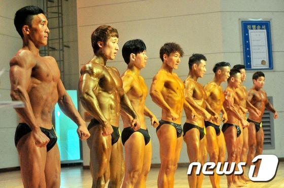 본문 이미지 - 12일 완주문예회관에서 전북도보디빌딩협회와 전민일보가 주최·주관하고 전라북도와 완주군, 전북체육회가 후원한 가운데 제1회 전라북도지사배 보디빌딩대회가 열려 출전한 남자 선수들이 기량을 뽐내고 있다.(전북도보디빌딩협회 제공)2016.11.13/뉴스1 ⓒ News1 박아론 기자