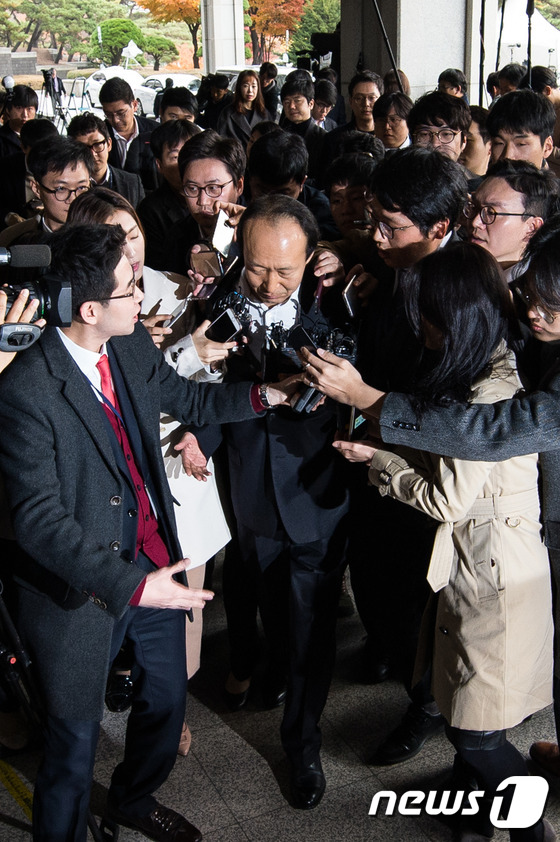취재진에 둘러싸인 이재만 전 청와대 총무비서관