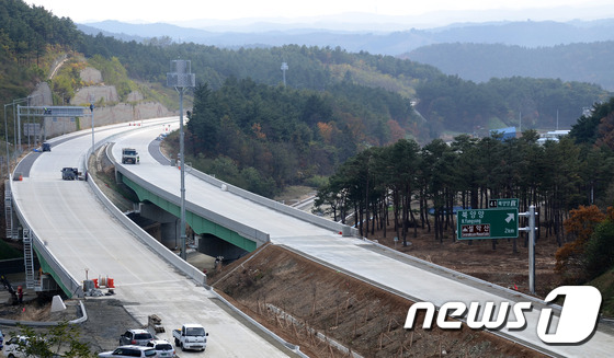 (속초=뉴스1) 고재교 기자 = 강원도 동해고속도로 양양~속초(18.5㎞) 구간이 24일 개통되는 가운데 14일 조경 공사와 가드레일, 교통표지판 등 공사 마무리가 한창이다. 이 …