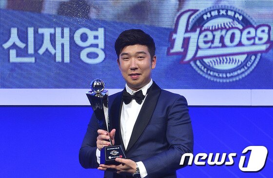 본문 이미지 - 14일 오후 서울 서초구 양재동 더케이호텔에서 열린 2016 타이어뱅크 KBO 시상식에서 신인상을 차지한 넥센 신재영이 트로피를 들고 있다. 2016.11.14/뉴스1 ⓒ News1 신웅수 기자