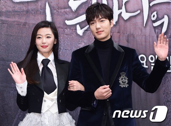 본문 이미지 - 배우 전지현, 이민호(오른쪽)가 14일 오후 서울 논현동 임피리얼팰리스에서 열린 SBS 수목드라마 ‘푸른바다의 전설’ 제작발표회에 참석해 포즈를 취하고 있다. ⓒ News1star / 권현진 기자