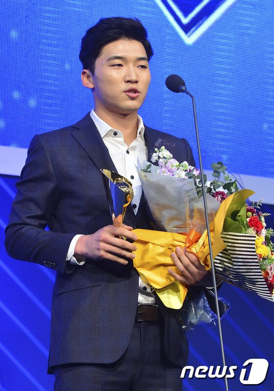 본문 이미지 - 14일 오후 서울 서초구 양재동 더케이호텔에서 열린 2016 타이어뱅크 KBO 시상식에서 삼성 박해민이 도루상을 수상한 뒤 수상소감을 밝히고 있다. 2016.11.14/뉴스1 ⓒ News1 신웅수 기자