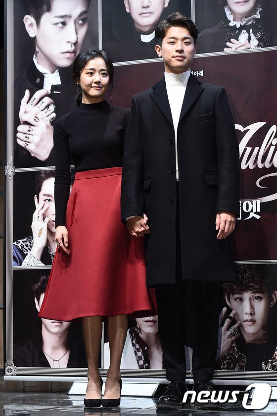 본문 이미지 - 배우 문근영, 박정민(오른쪽)이 14일 오후 서울 한남동 블루스퀘어 북카페에서 열린 연극 ‘로미오와 줄리엣’ 제작발표회에 참석해 다정하게 손을 맞잡고 포즈를 취하고 있다. ⓒ News1star/ 고아라 기자