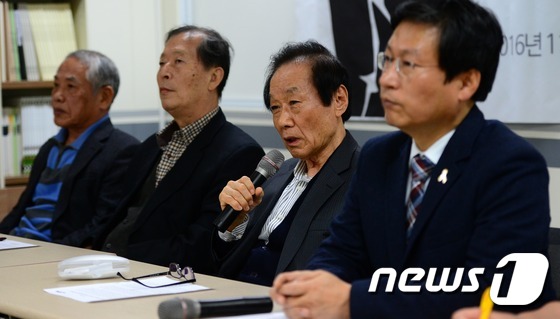 (서울=뉴스1) 박지혜 기자 = 김종철 동아투위 위원장이 15일 오후 서울 중구 프레스센터 언론노조회의실에서 열린 기자회견에서 청와대기자단을 향해 국민을 대신해서 대통령에게 질문하 …