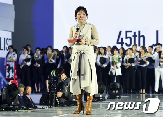 (서울=뉴스1스타) 권현진 기자 = 강윤선 준오 대표이사가 15일 오후 서울 동대문 디자인 플라자(DDP)에서 열린 토탈 뷰티브랜드 ‘준오헤어 45기 주니어 스타일리스트 컬렉션’에 …