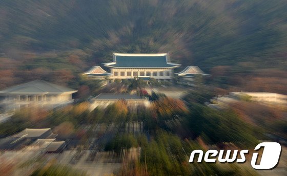 본문 이미지 -  정부서울청사에서 바라본 청와대 전경. 2016.11.16/뉴스1 ⓒ News1 안은나 기자