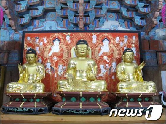 본문 이미지 - 문수사 대웅전의'목조석가여래삼불좌상'은 인간 세계를 교화하는 석가여래를 중앙에 두고 좌우에 동·서방의 정토(淨土)를 다스리는 약사여래와 아미타여래를 배치한 삼불형식의 좌상이다. /뉴스1 DB