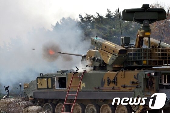 본문 이미지 - 육군이 서해안 안흥사격장에서 '비호복합' 실제사격 훈련 중 30mm자주대공포(비호)를 사격하고 있다..(육군 제공) 2016.11.16/뉴스1