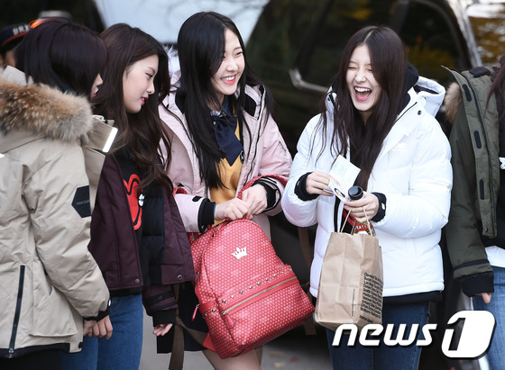 (서울=뉴스1스타) 고아라 기자 = 모모랜드 나윤, 낸시(오른쪽)가 17일 오전 서울 금천구 동일여자고등학교에서 치뤄지는 '2017학년도 대학수학능력시험(이하 수능)'에 응시하기 …