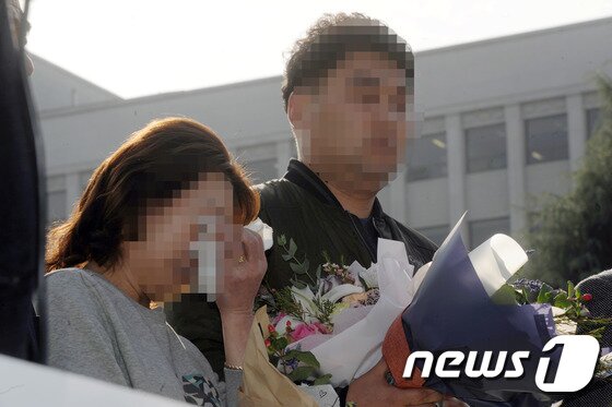 본문 이미지 - 17일 오전 광주 법원 앞에서 전북 익산 약촌오거리 택시기사 살인사건 재심 청구인 최모씨(32)의 어머니가 눈물을 훔치고 있다. 광주고법 제1형사부(부장판사 노경필)는 이날 살인 혐의로 기소돼 징역 10년을 선고받고 만기출소한 최씨가 청구한 재심 선고 공판에서 최씨에게 무죄를 선고했다. 2016.11.17/뉴스1 ⓒ News1 황희규 기자