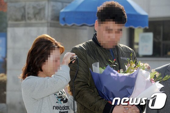 본문 이미지 - 17일 오전 광주 법원 앞에서 전북 익산 약촌오거리 택시기사 살인사건 재심 청구인 최모씨(32)의 어머니가 눈물을 훔치고 있다. 광주고법 제1형사부(부장판사 노경필)는 이날 살인 혐의로 기소돼 징역 10년을 선고받고 만기출소한 최씨가 청구한 재심 선고 공판에서 최씨에게 무죄를 선고했다. 2016.11.17/뉴스1 ⓒ News1 황희규 기자