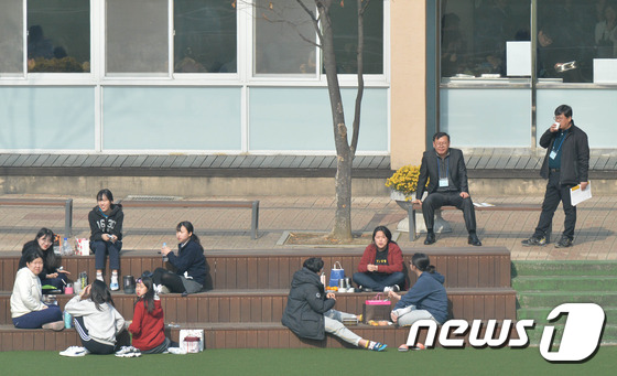 (대전ㆍ충남=뉴스1) 주기철 기자 = 2017학년도 대학수학능력시험이 치러진 17일 낮 대전광역시교육청 제27지구 제4시험장인 대전 구봉고등학교에서 2교시 시험을 마친 수험생들이 …