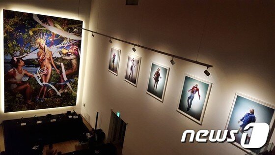 본문 이미지 - '데이비드 라샤펠: 아름다움의 본질'전 전시 전경ⓒ News1