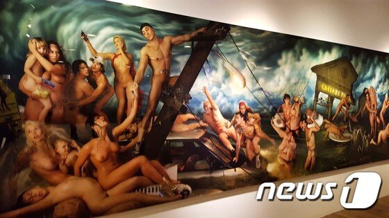 본문 이미지 - '데이비드 라샤펠: 아름다움의 본질'전 전시 전경ⓒ News1