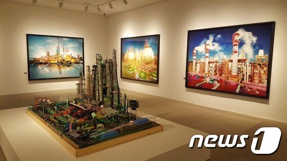 본문 이미지 - '데이비드 라샤펠: 아름다움의 본질'전 전시 전경ⓒ News1