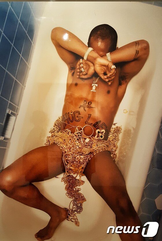 본문 이미지 - '데이비드 라샤펠: 아름다움의 본질'전 전시 전경ⓒ News1