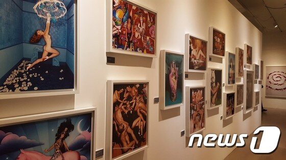 본문 이미지 - '데이비드 라샤펠: 아름다움의 본질'전 전시 전경ⓒ News1