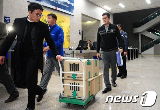 본문 이미지 - 부산 해운대 엘시티 사업 비리 의혹을 수사 중인 부산지검 특수부(부장검사 임관혁)는 17일 오후 부산시 정기룡 경제특보 사무실을 압수수색 했다. 수사관들이 압수품을 싣고 시청을 나서고 있다. 정 특보는 지난 2008년부터 엘시티AMC에 프로젝트 매니저로 파트 타임 근무를 하다 2010년 말 사장직에 올라 2013년 여름까지 근무한 것으로 알려졌다.2016.11.17/뉴스1 ⓒ News1 여주연 기자