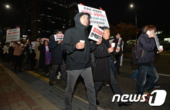 촛불들고 대검찰청으로 행진하는 시민들